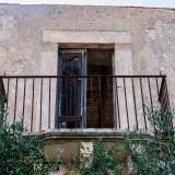 Quest�ultimo conserva ancora un balconcino protetto da un�inferriata e una finestra con le ante in legno